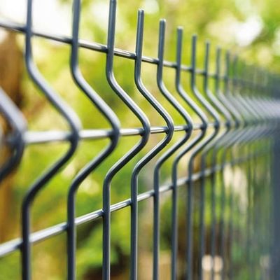 Προσαρμόσιμος φράχτης 3D καμπυλωτός με πλέγμα 50x100mm και διάμετρο σύρματος 3.8mm για προστασία περιμέτρου βίλας